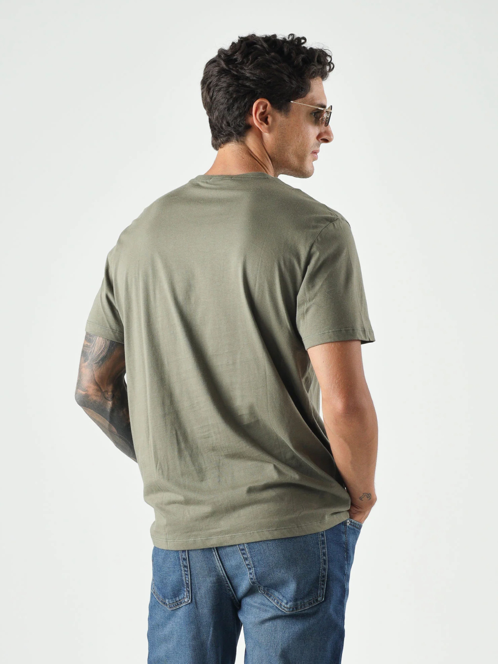 detail Calvin Klein pánske khaki tričko