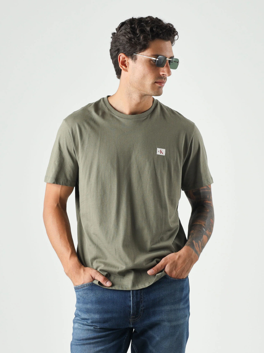 detail Calvin Klein pánske khaki tričko