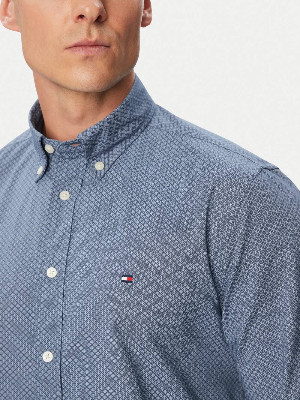 detail Tommy Hilfiger pánska modrá košeľa so vzorom