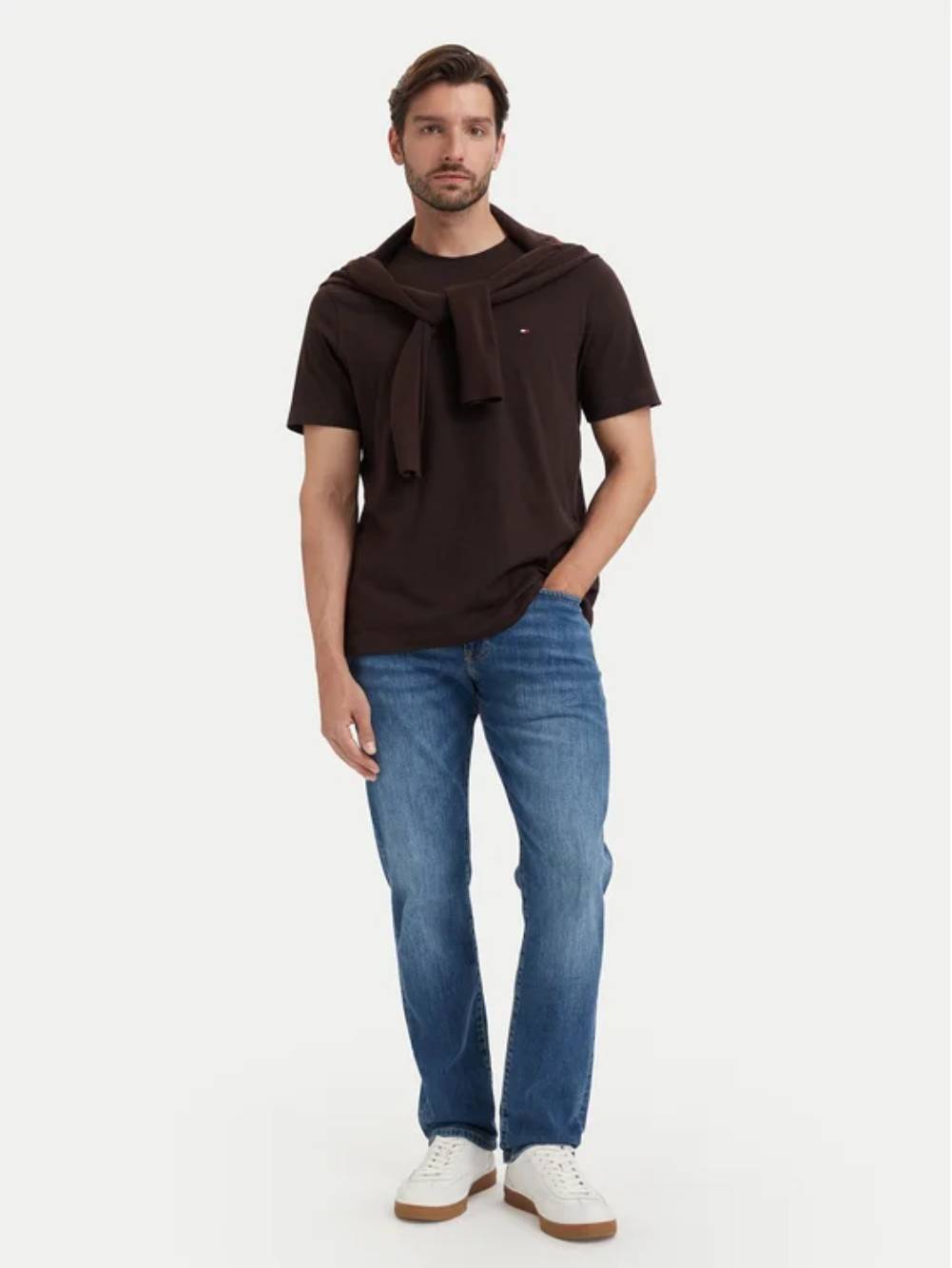 detail Tommy Hilfiger pánske tmavo hnedé tričko