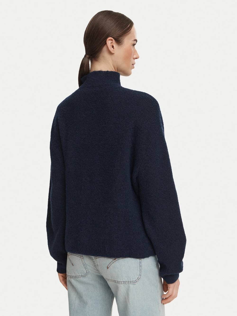 detail Tommy Jeans dámsky modrý sveter