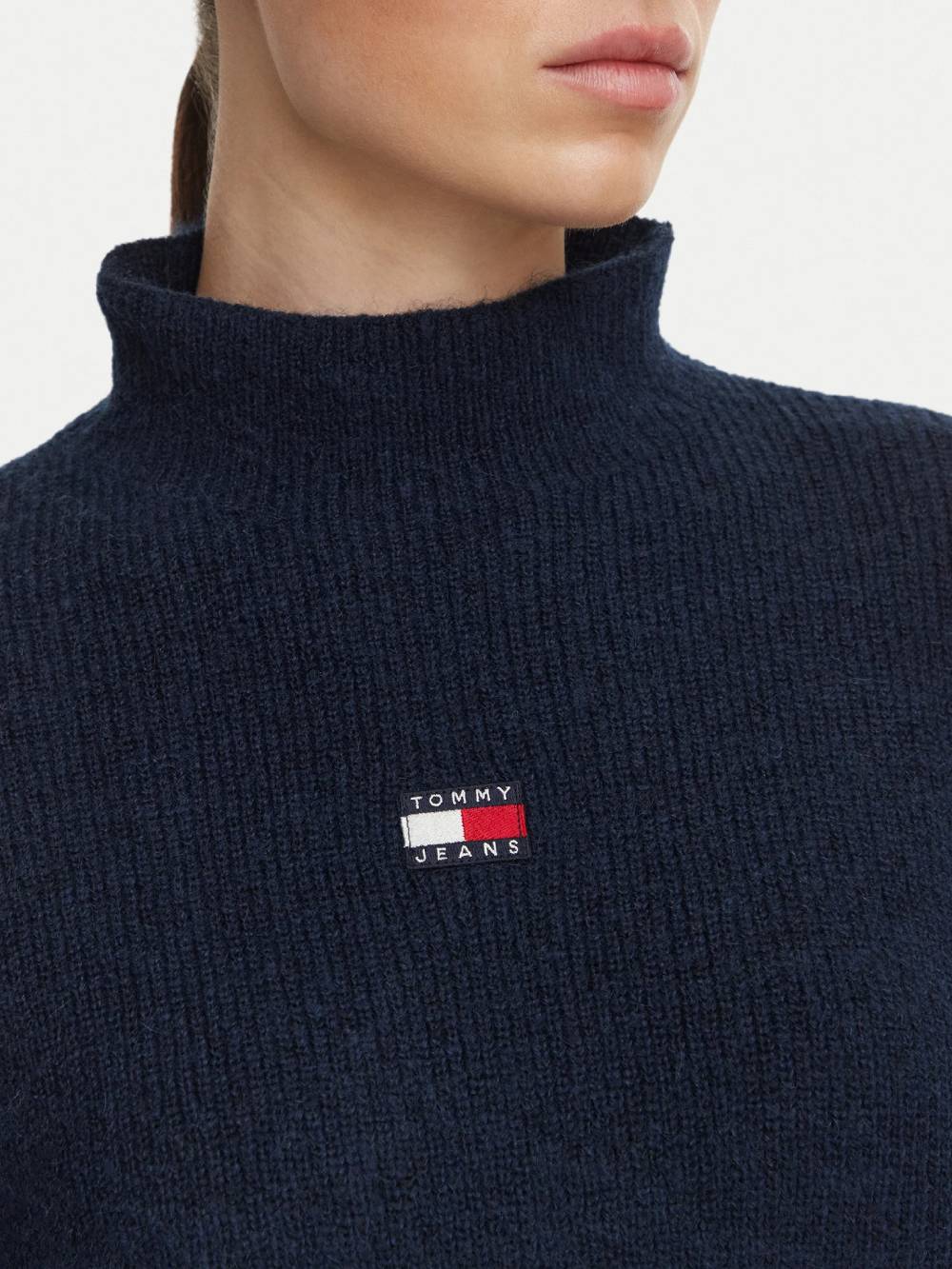 detail Tommy Jeans dámsky modrý sveter