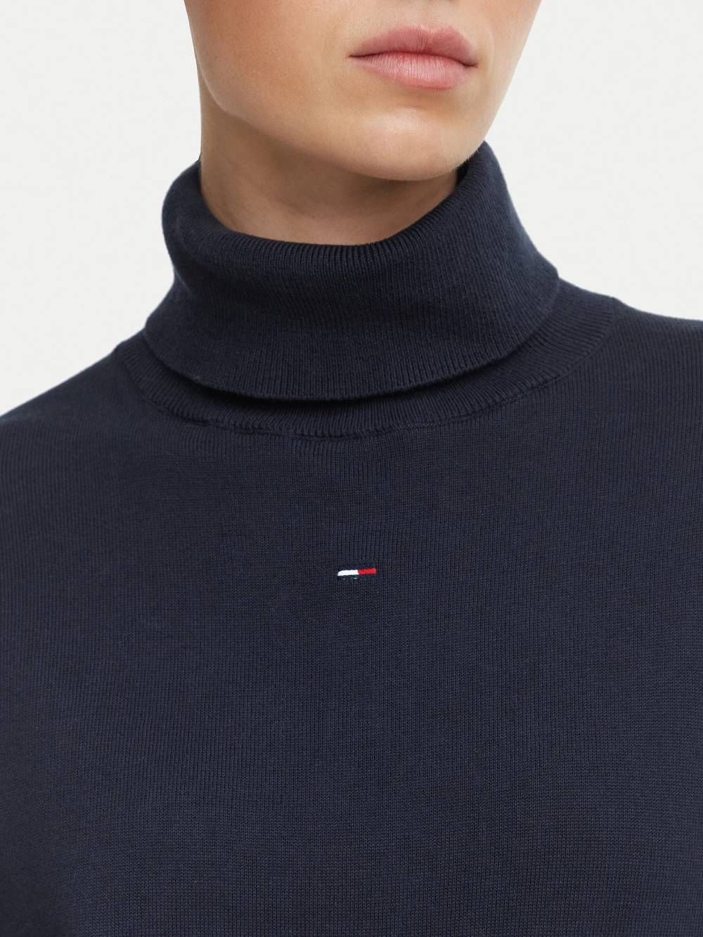 detail Tommy Jeans dámsky modrý rolák