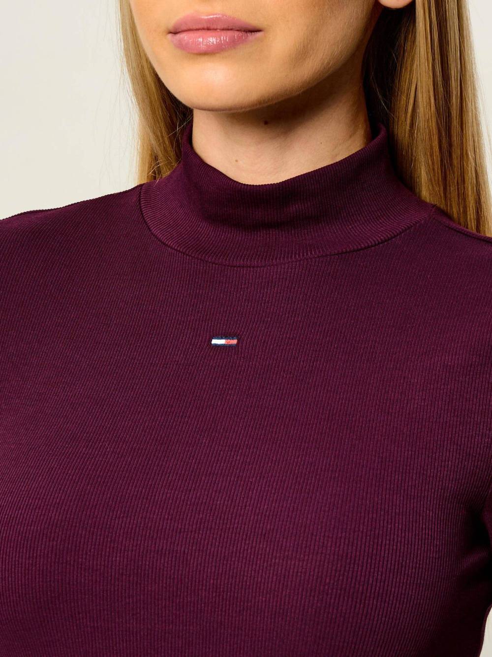 detail Tommy Jeans dámsky vínový rolák
