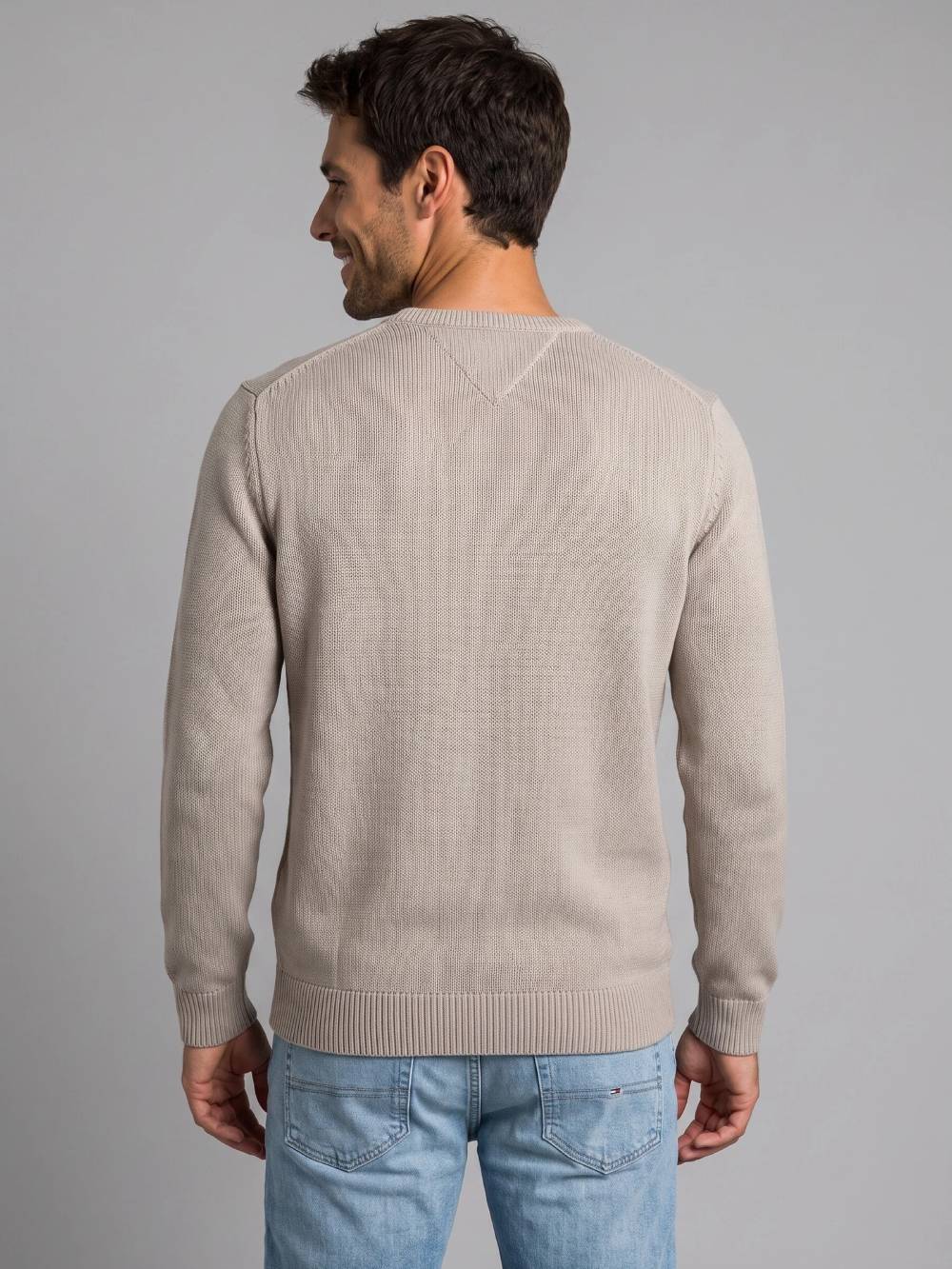 detail Tommy Jeans pánsky hnedý sveter