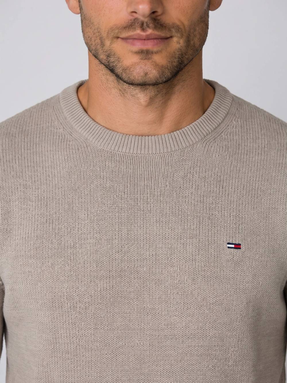 detail Tommy Jeans pánsky hnedý sveter