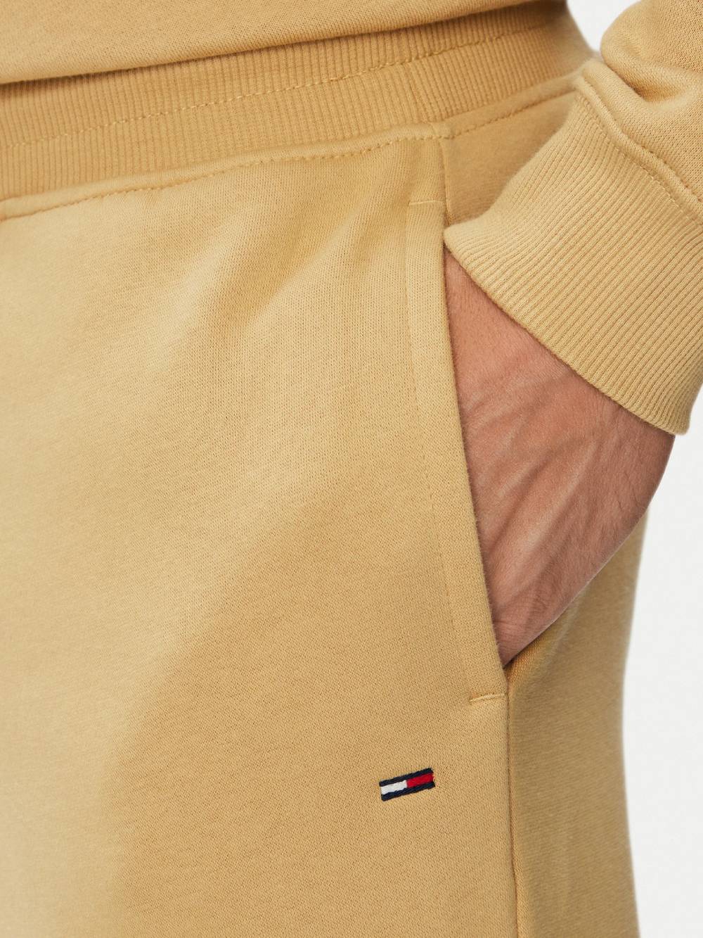 detail Tommy Jeans pánske béžové tepláky