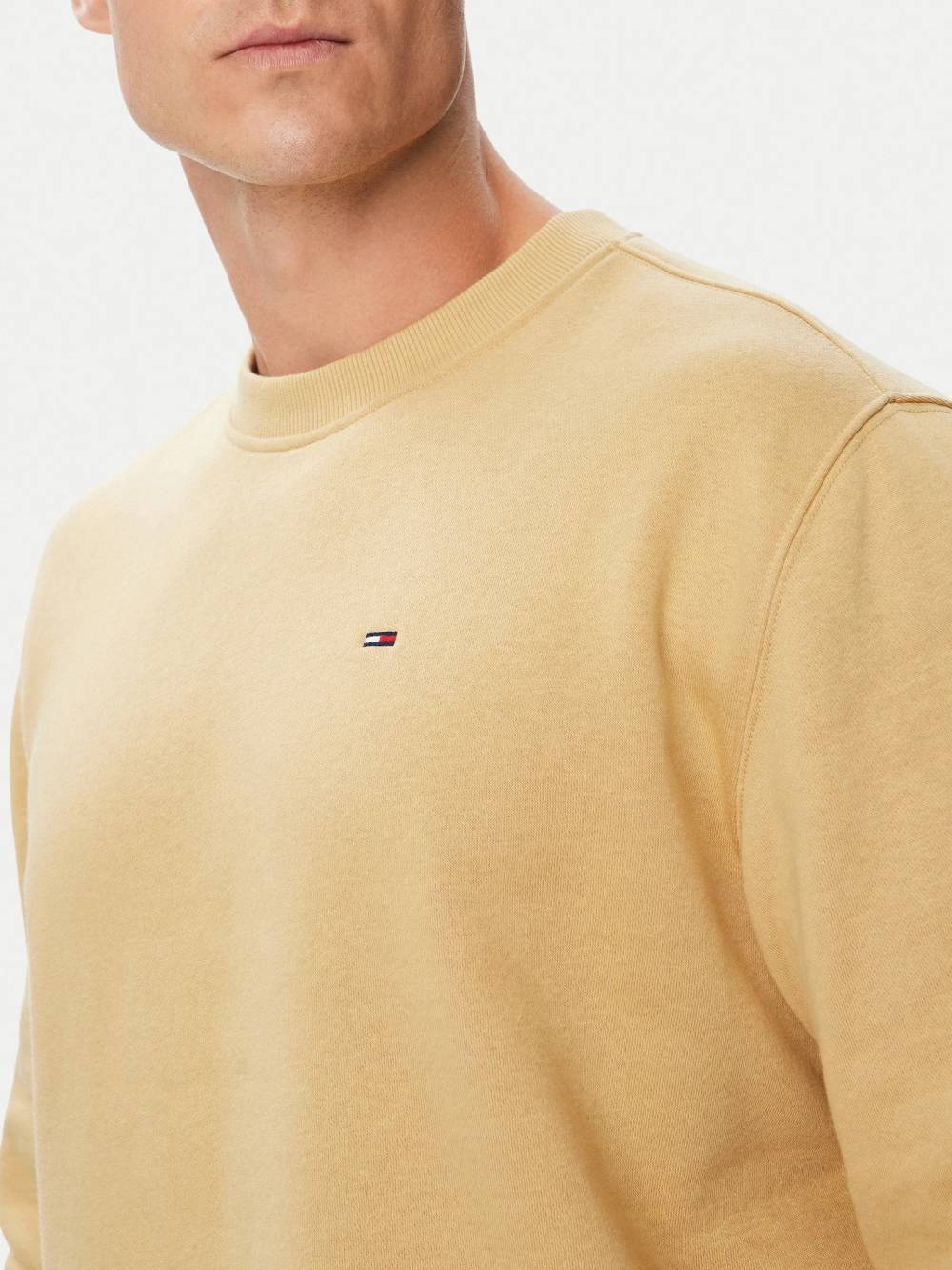 detail Tommy Jeans pánska béžová mikina