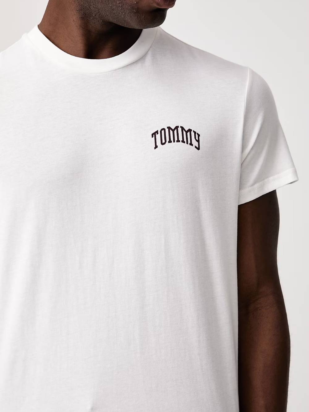 detail Tommy Jeans pánske biele tričko