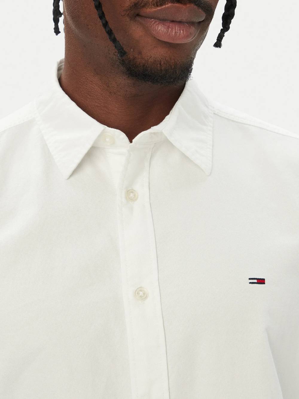 detail Tommy Jeans pánska biela košeľa