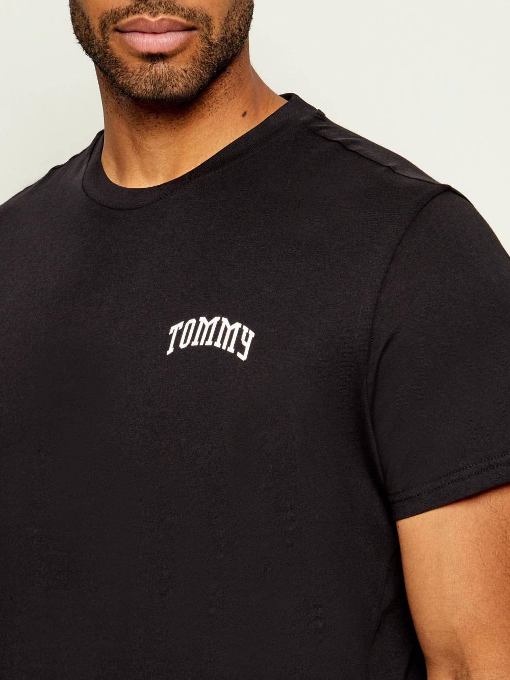 detail Tommy Jeans pánske čierne tričko