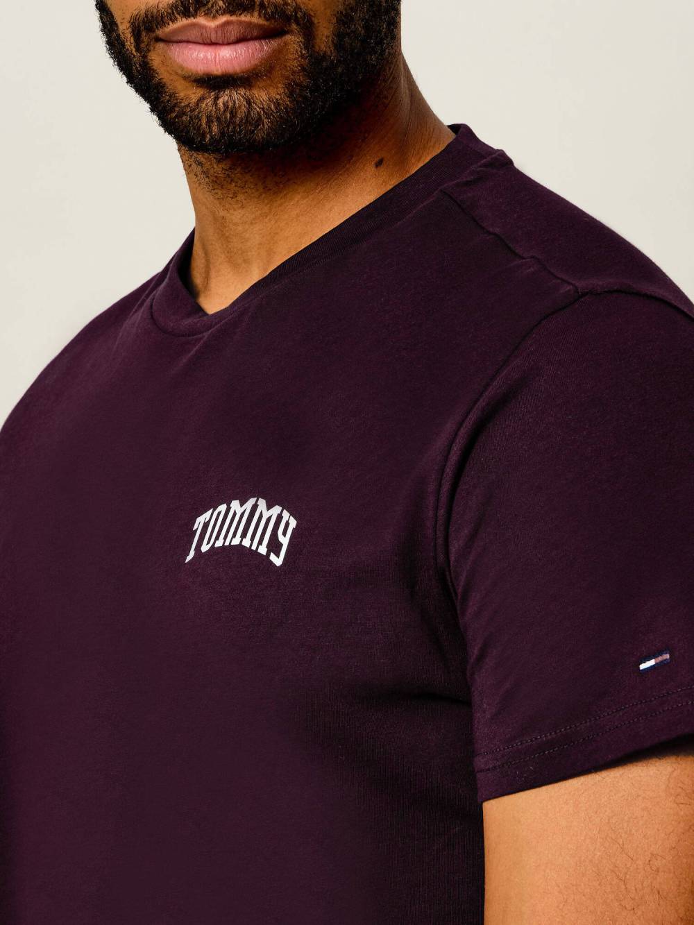 detail Tommy Jeans pánske vínové tričko