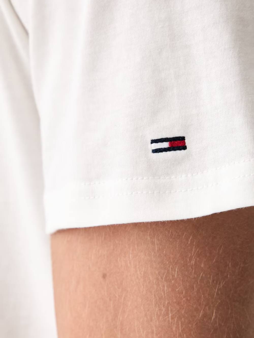 detail Tommy Jeans pánske biele tričko