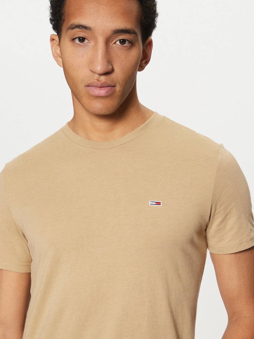 detail Tommy Jeans pánske béžové tričko