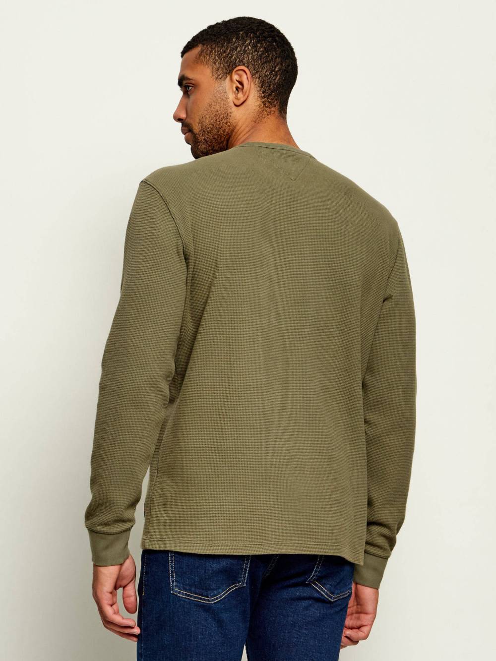 detail Tommy Jeans pánske khaki tričko