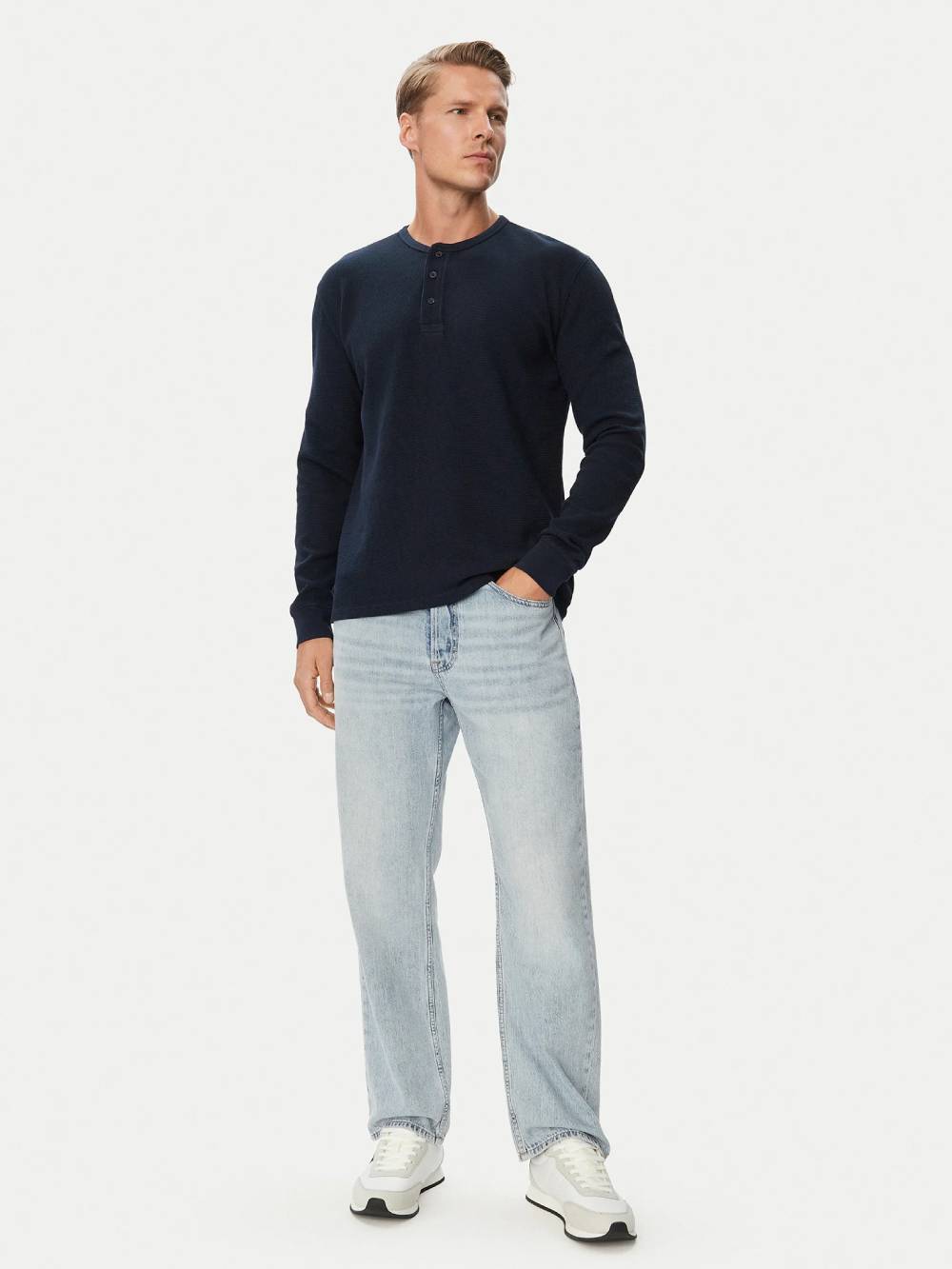detail TJM REG WASHED WAFFLE HENLEY