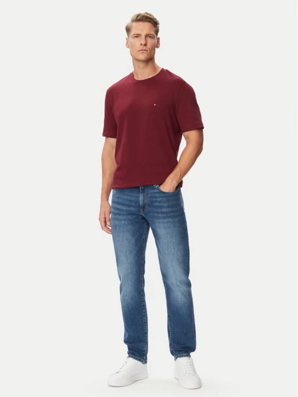 detail Tommy Hilfiger pánske vínové tričko