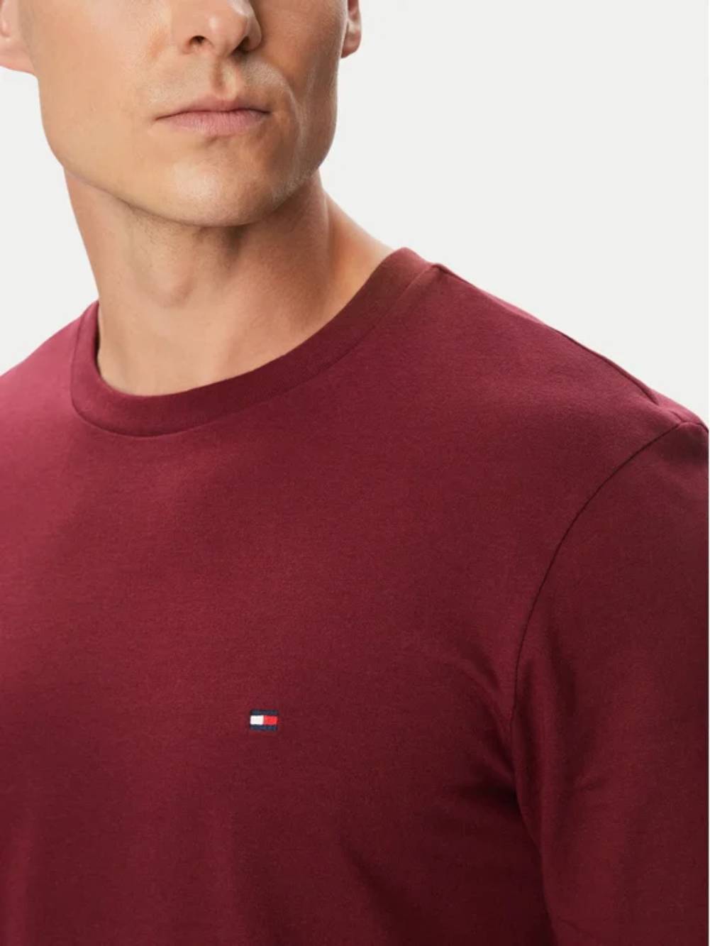 detail Tommy Hilfiger pánske vínové tričko