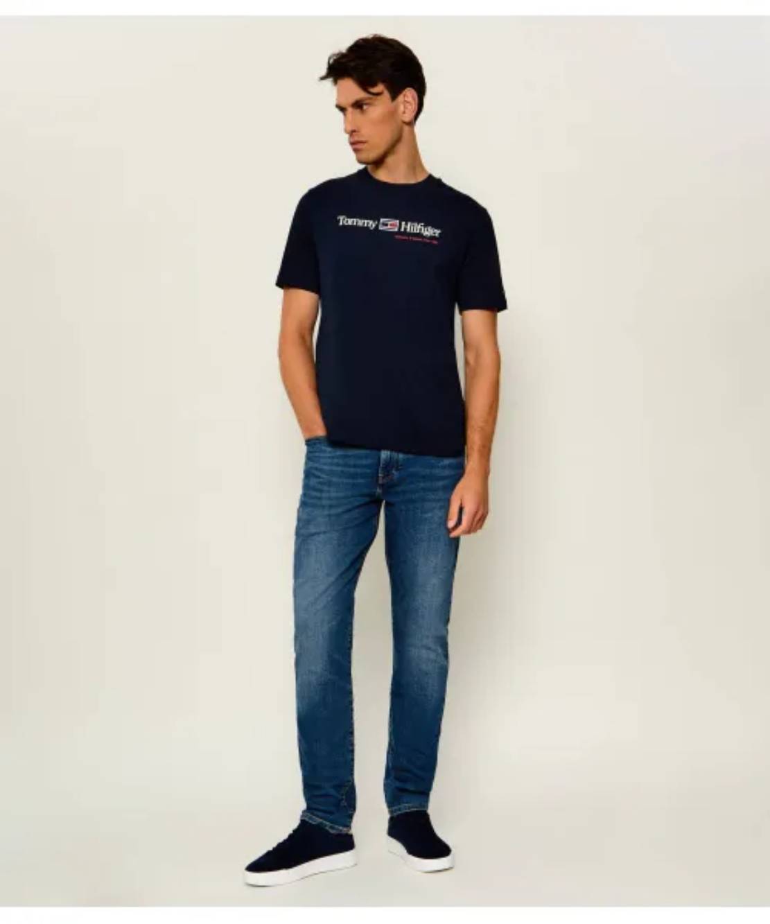 detail Tommy Hilfiger pánske tmavo modré tričko