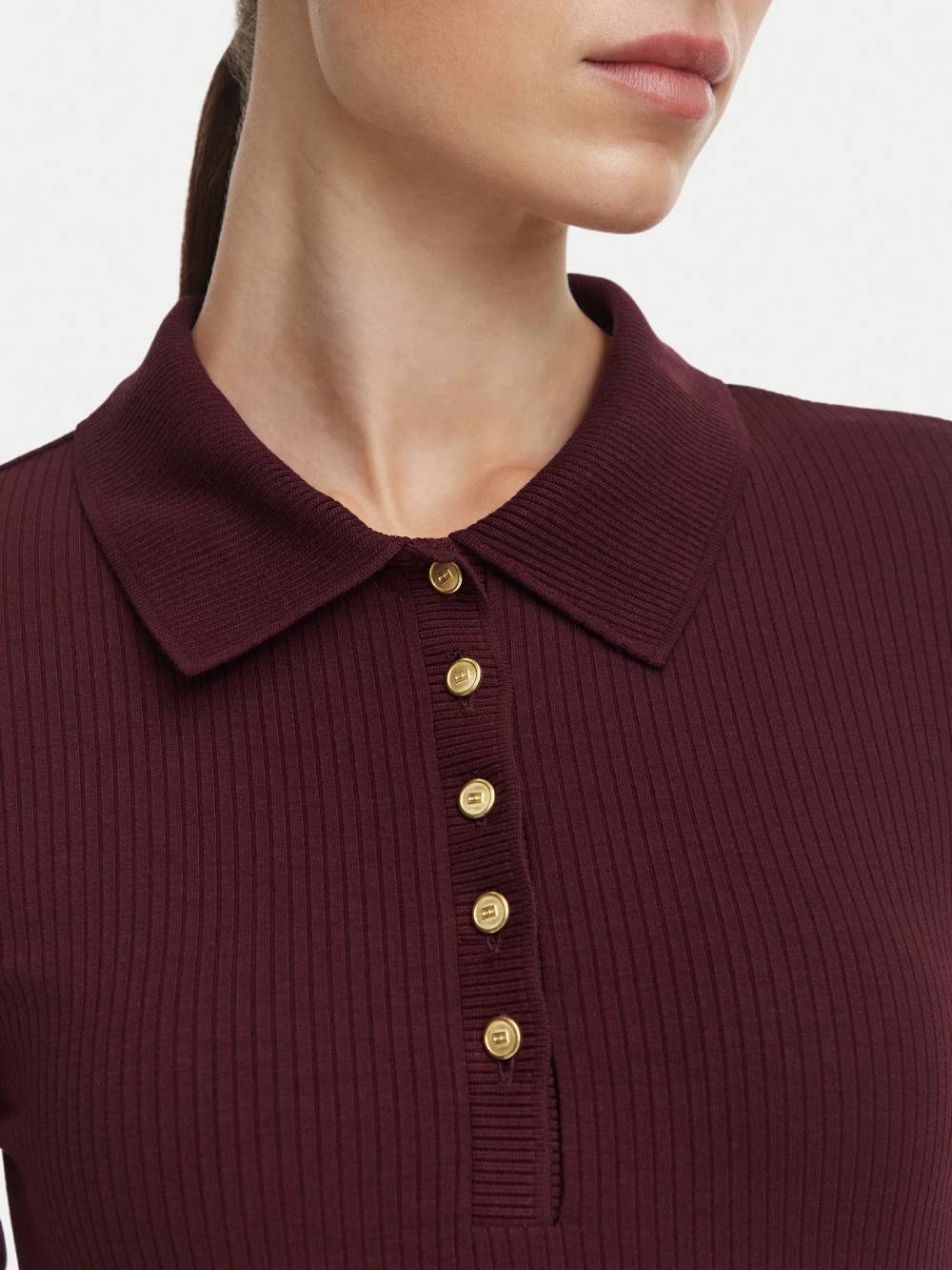 detail Tommy Hilfiger dámske vínové šaty