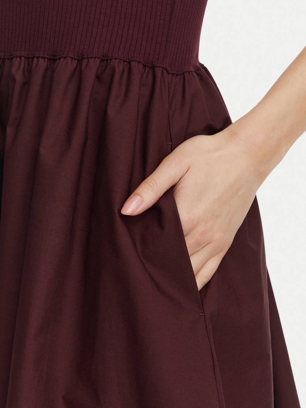 detail Tommy Hilfiger dámske vínové šaty