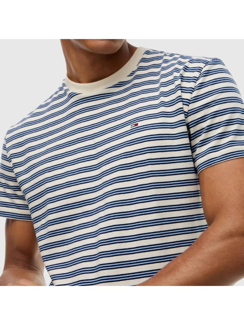 detail Tommy Jeans pánske pruhované tričko