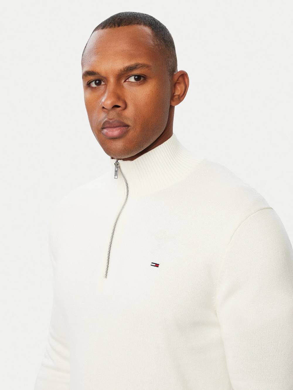 detail Tommy Jeans pánsky krémový sveter