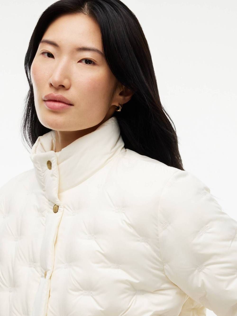detail Tommy Hilfiger dámska perová krémová bunda