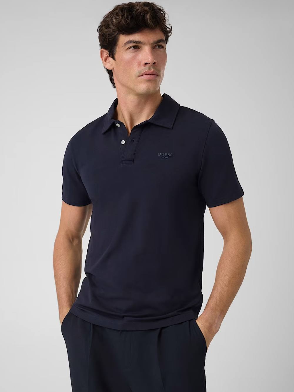 detail Guess pánske modré polo tričko