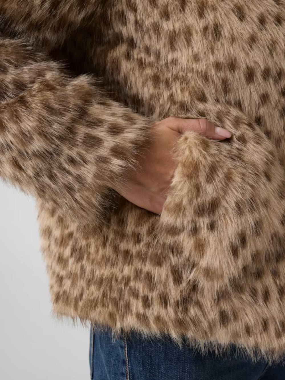 detail Guess dámska vzorovaná kožušinová bunda