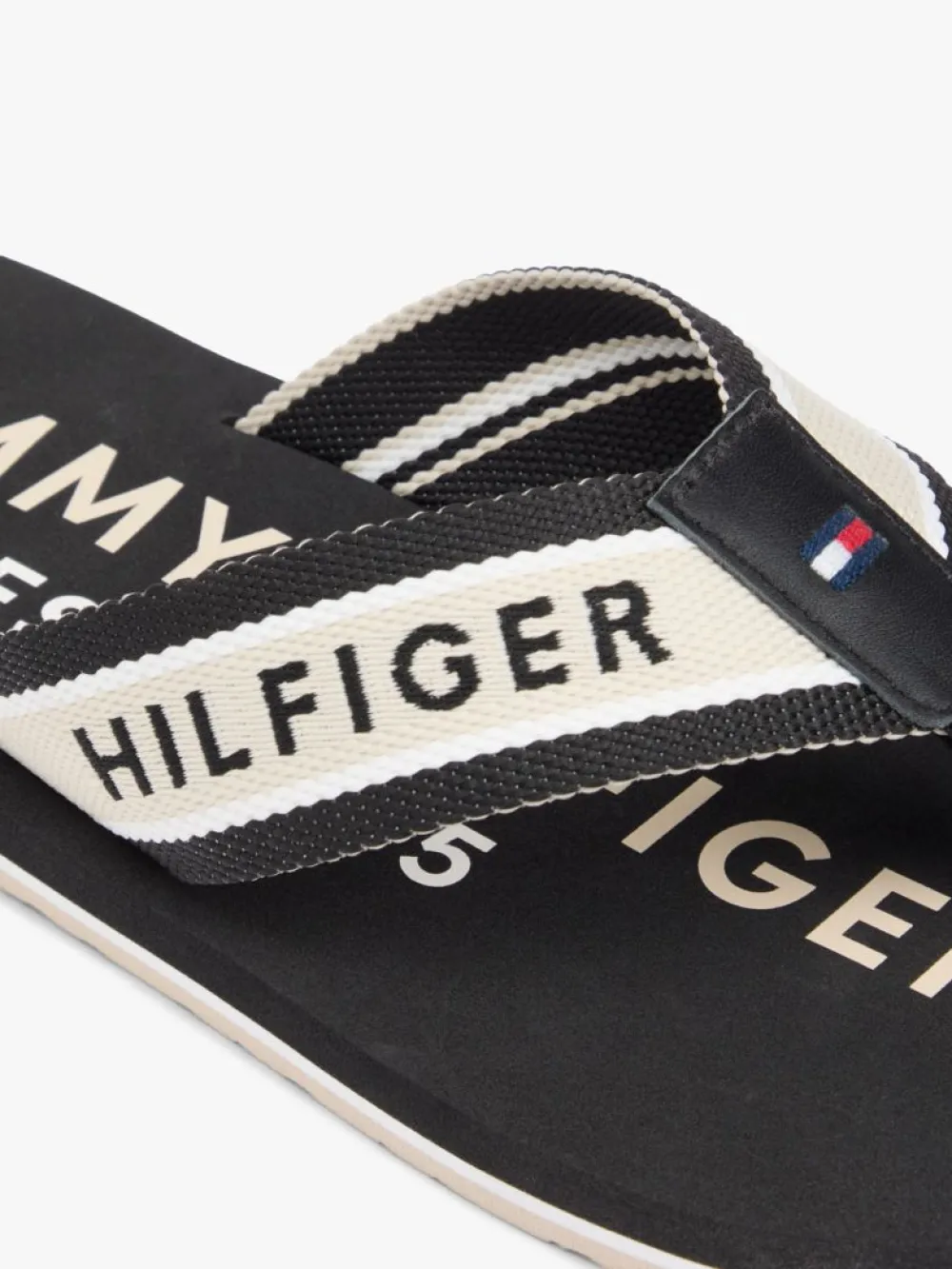 detail Tommy Hilfiger pánske čierne žabky