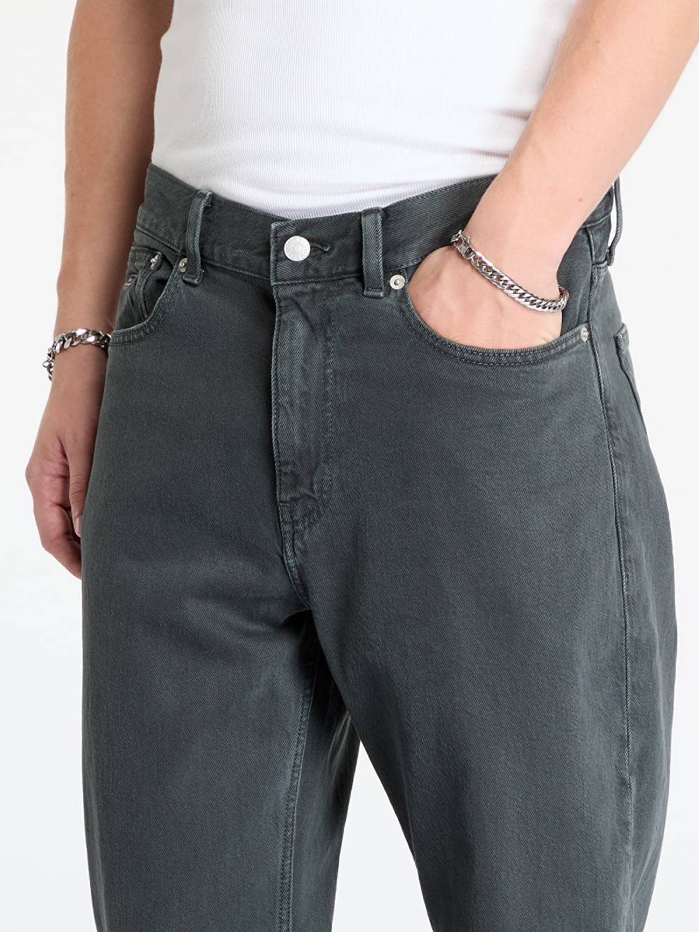 detail Tommy Jeans pánske šedé džínsy