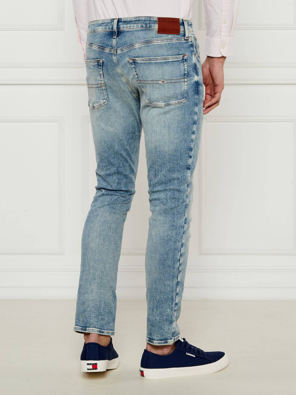detail Tommy Jeans pánske modré džínsy