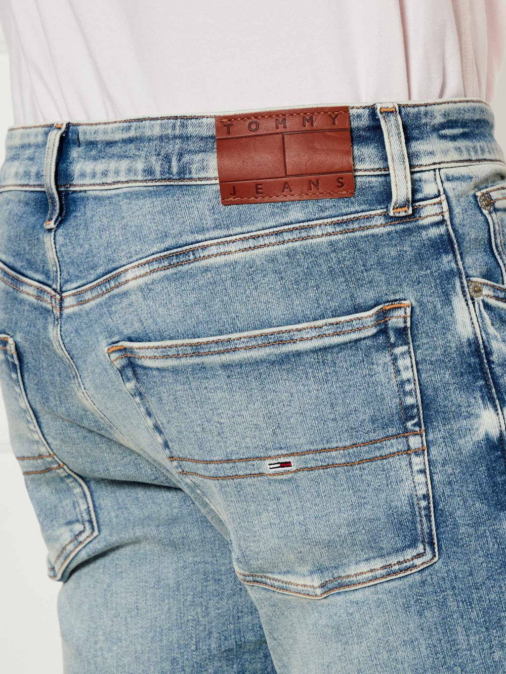 detail Tommy Jeans pánske modré džínsy