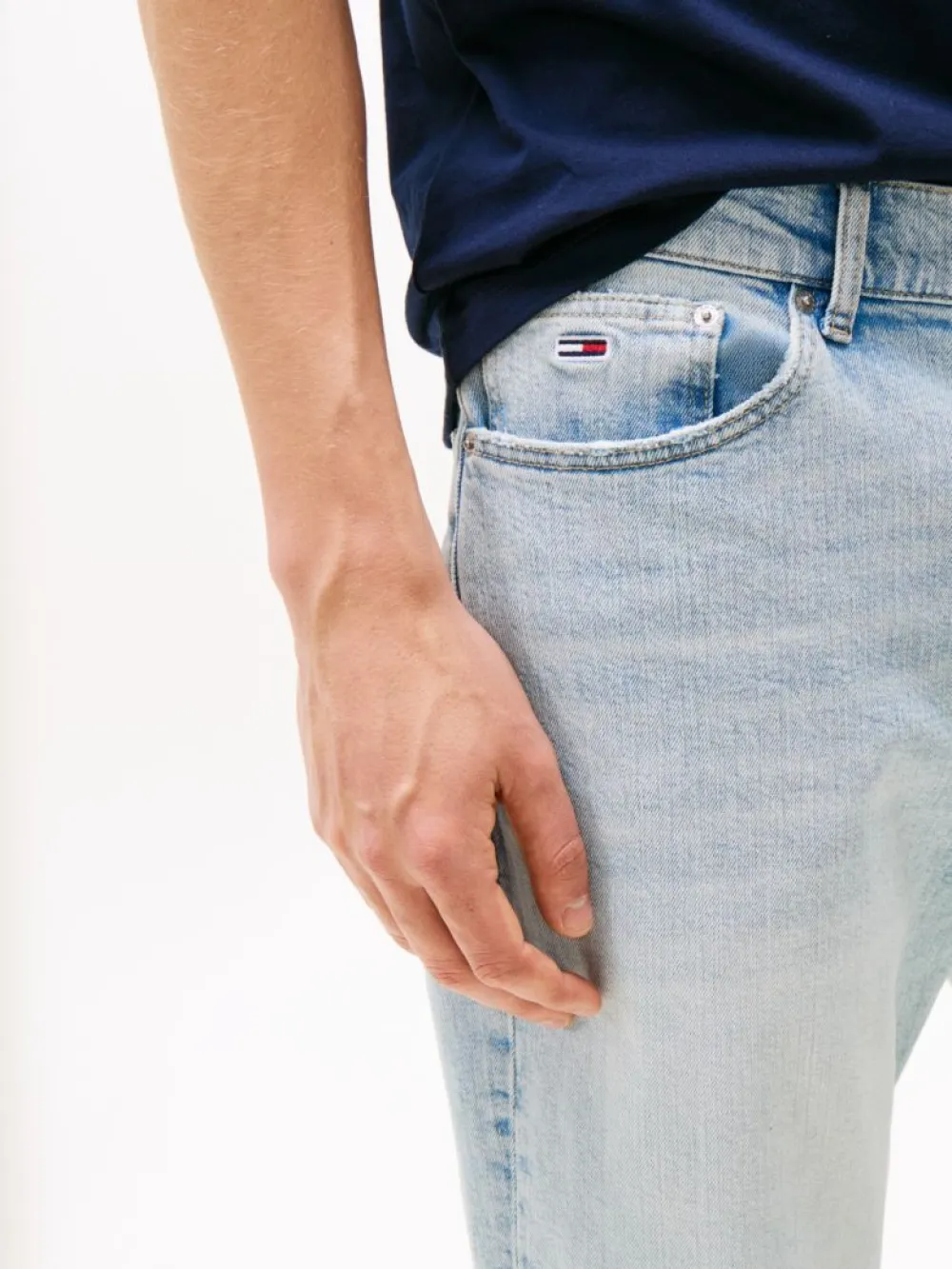 detail Tommy Jeans pánske modré džínsy