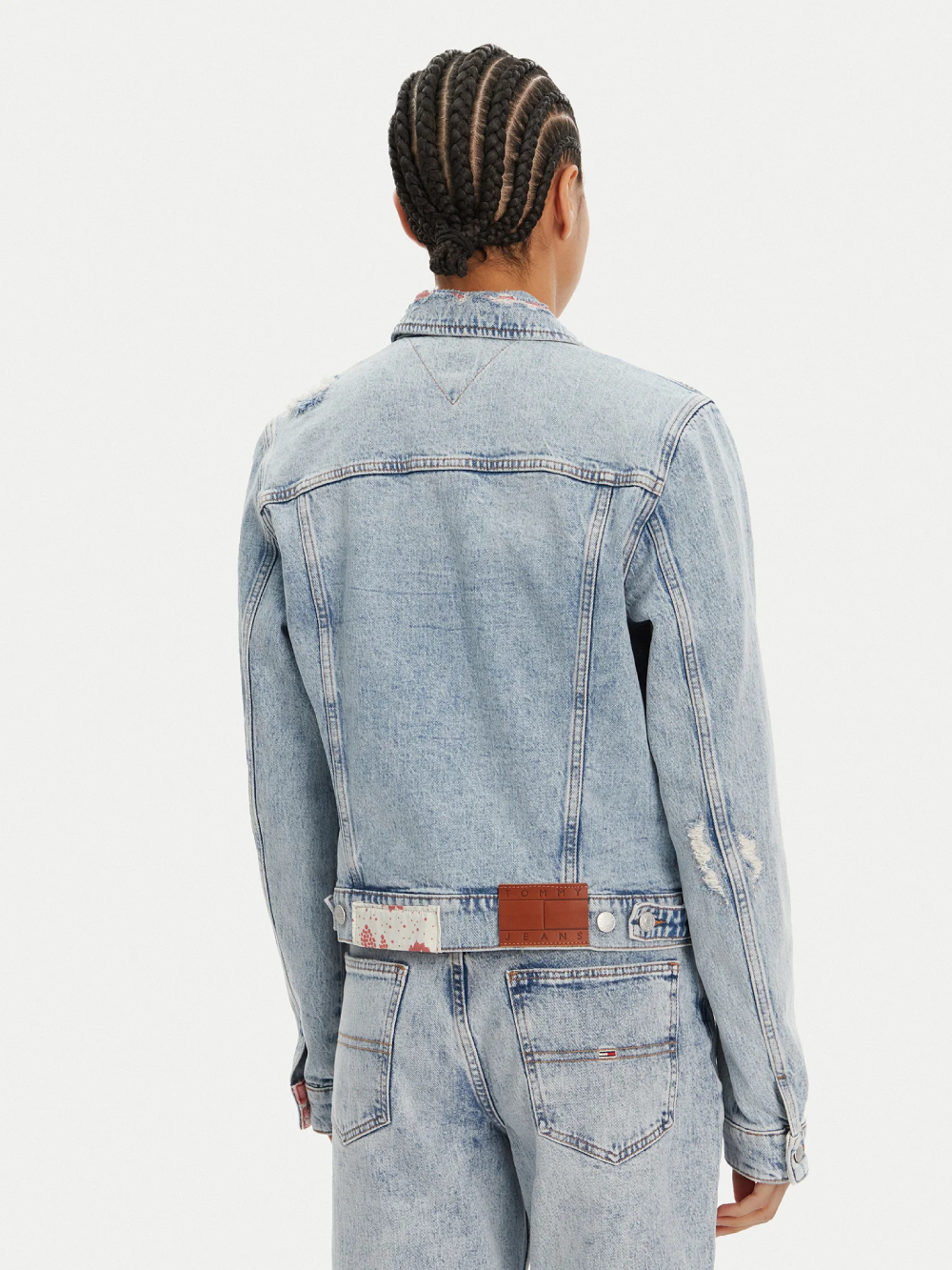 detail Tommy Jeans dámska modrá džínsová bunda