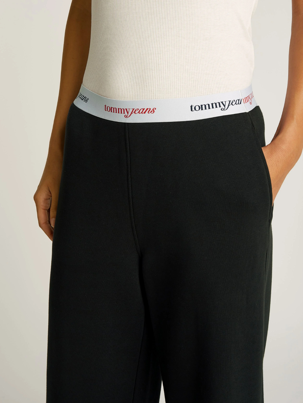 detail Tommy Jeans dámske teplákové nohavice