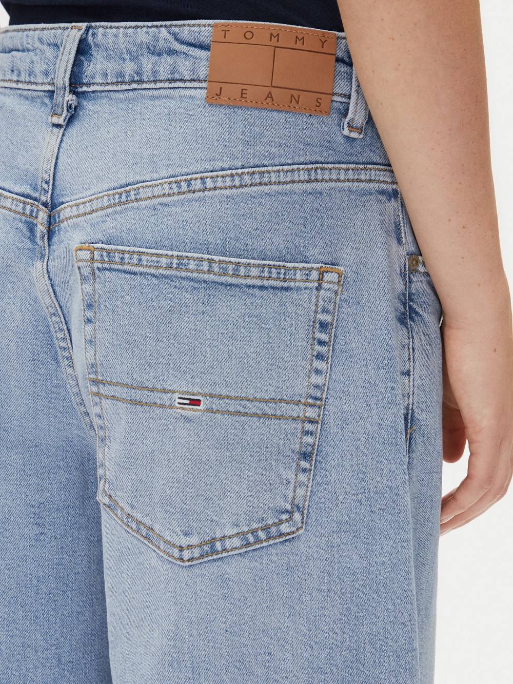 detail Tommy Jeans dámske modré džínsy