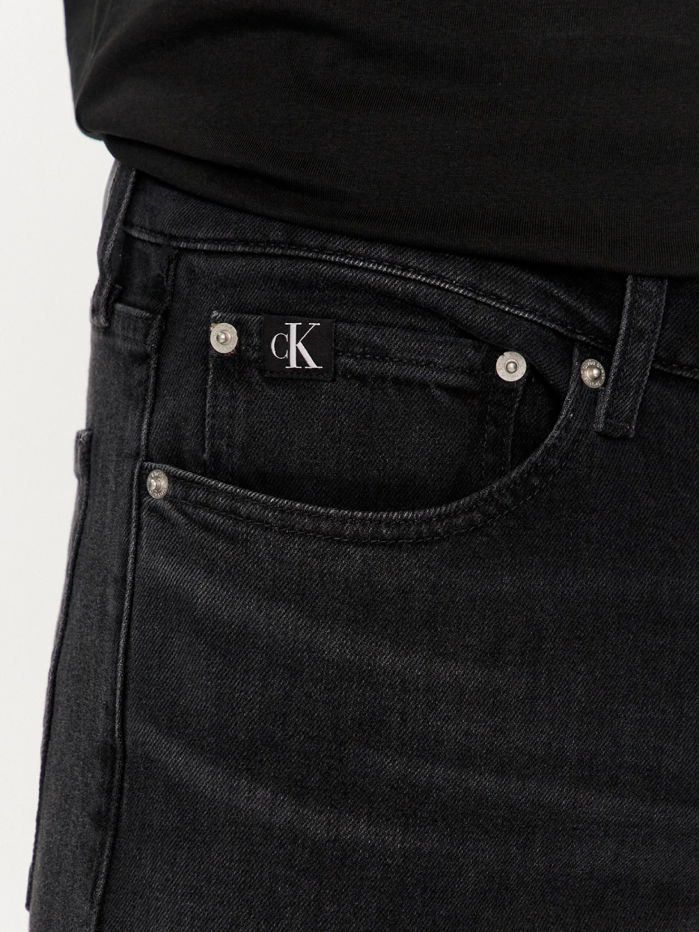detail Calvin Klein pánske čierne džínsy