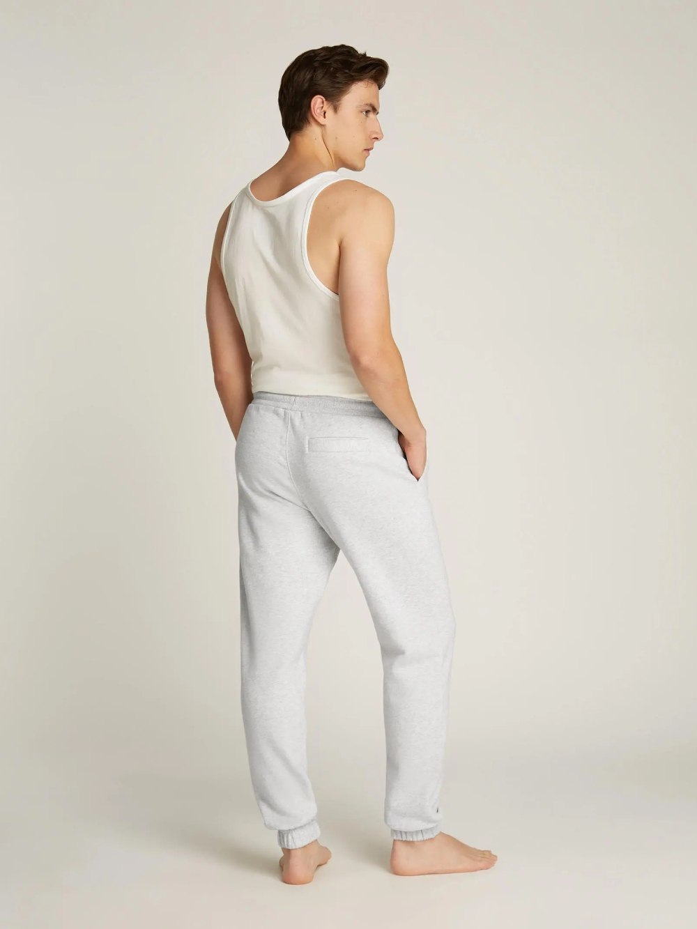 detail Calvin Klein pánske svetlo šedé tepláky