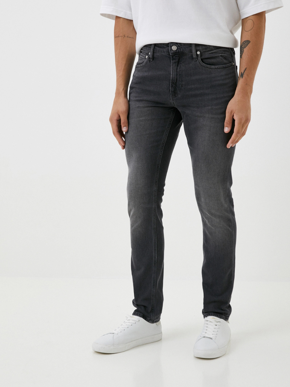 detail Calvin Klein pánske šedé džínsy