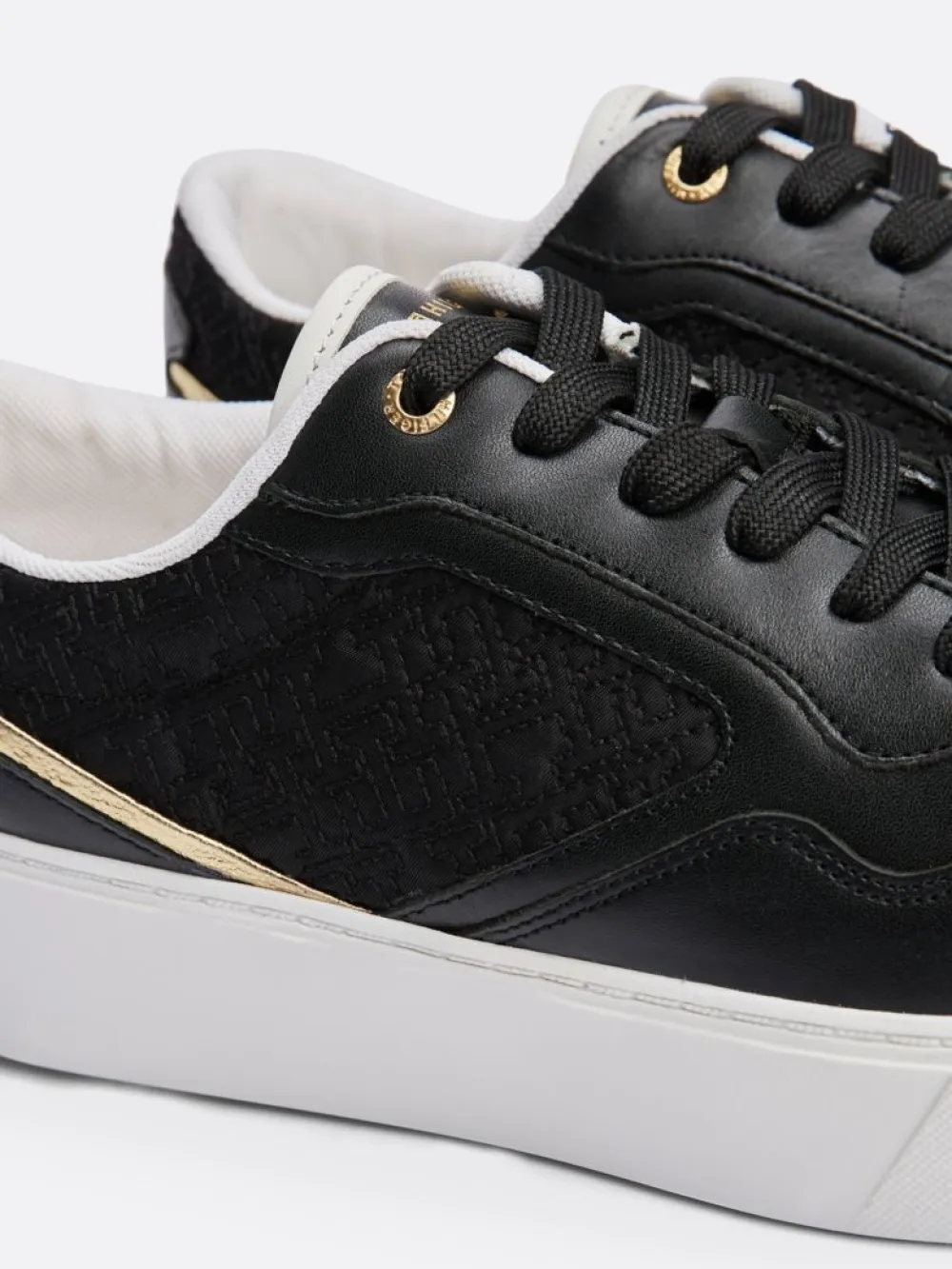 detail Tommy Hilfiger dámske čierne kožené tenisky