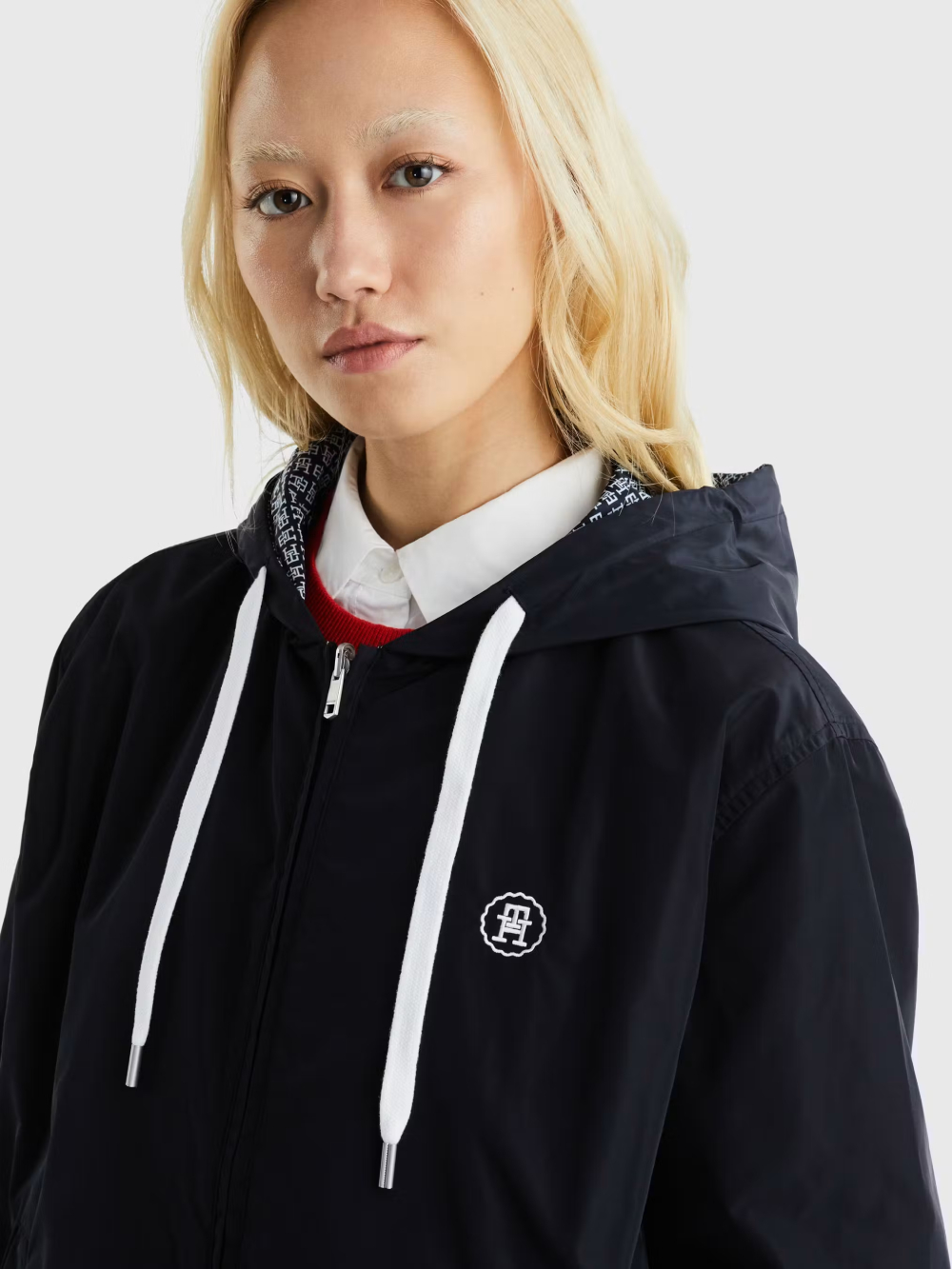 detail Tommy Hilfiger dámska tmavo modrá vetrovka