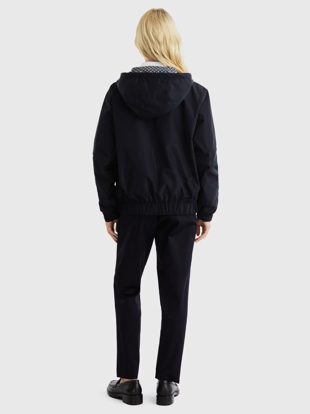 detail Tommy Hilfiger dámska tmavo modrá vetrovka