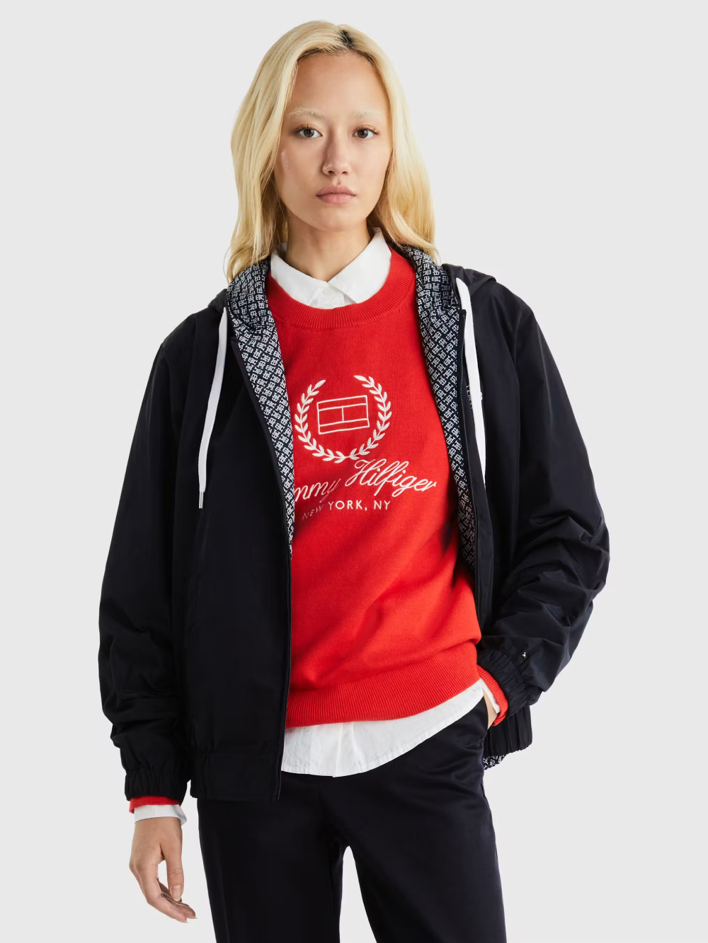 detail Tommy Hilfiger dámska tmavo modrá vetrovka