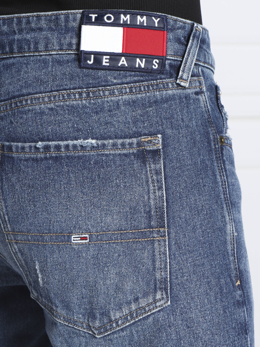 detail Tommy Jeans pánske modré džínsy