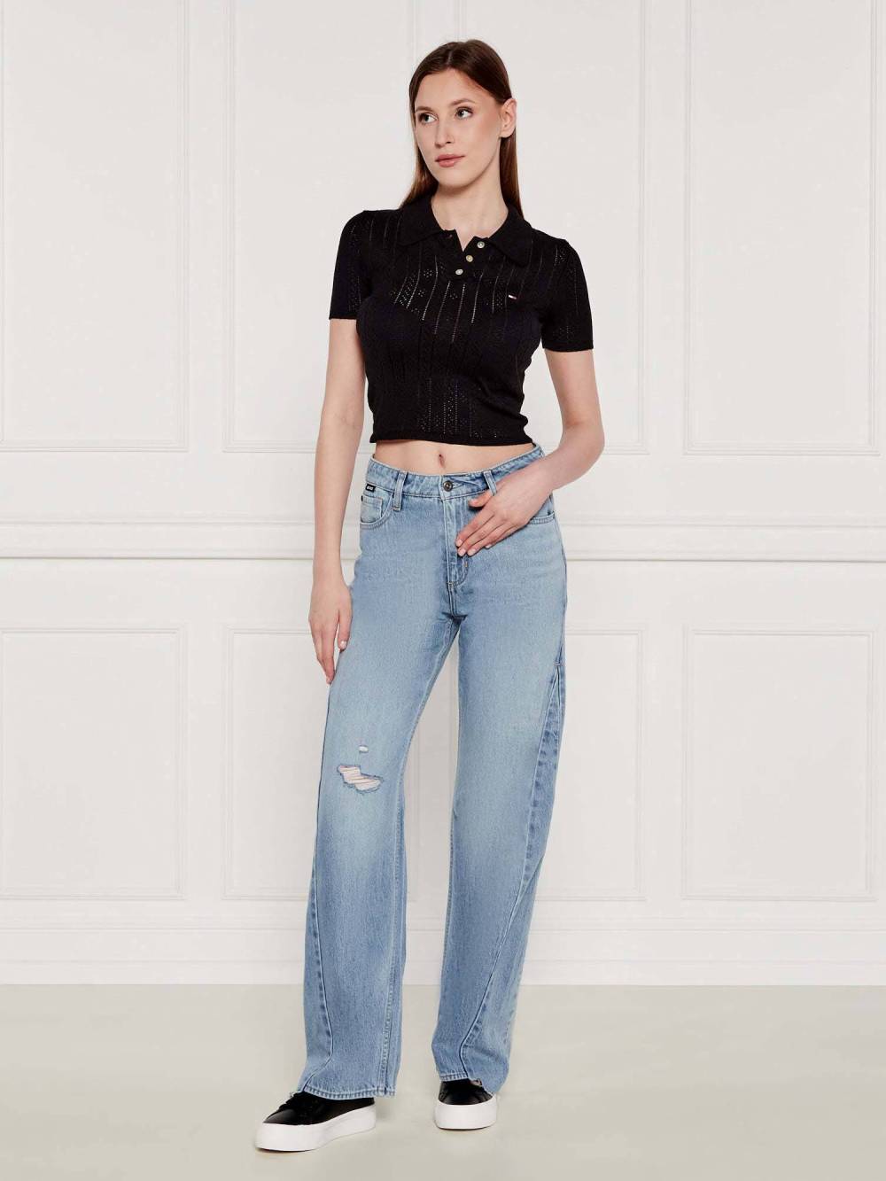 detail Tommy Jeans dámsky čierny sveter