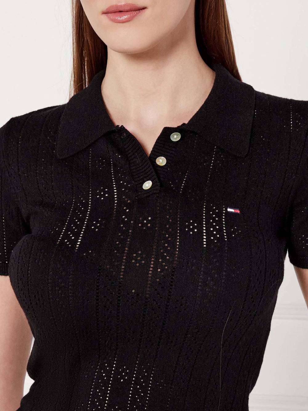 detail Tommy Jeans dámsky čierny sveter