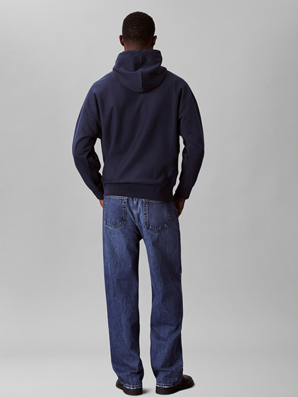 detail Calvin Klein pánska tmavo modrá mikina