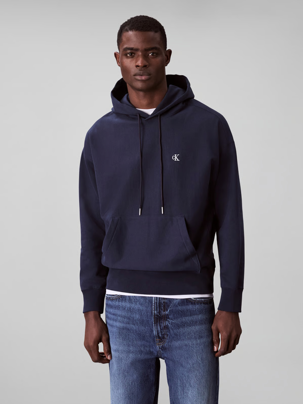detail Calvin Klein pánska tmavo modrá mikina